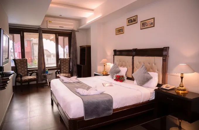 Room with an arched valley window